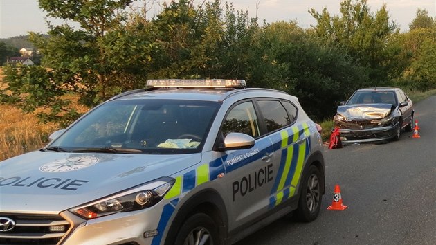 Mu na Pbramsku naboural do policist vyetujcch nehodu. (21. ervence 2019)