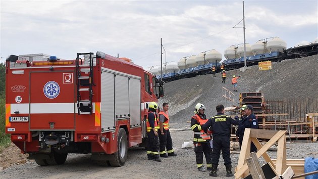 Nsledky nehody nkladnho vlaku, kter vykolejil u Marinskch Lzn. koda byla zatm vyslena na 29 milion korun.