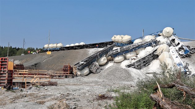 Následky nehody nákladního vlaku, který v neděli odpoledne vykolejil u Mariánských Lázní. Škoda byla zatím vyčíslena na 29 milionů korun.