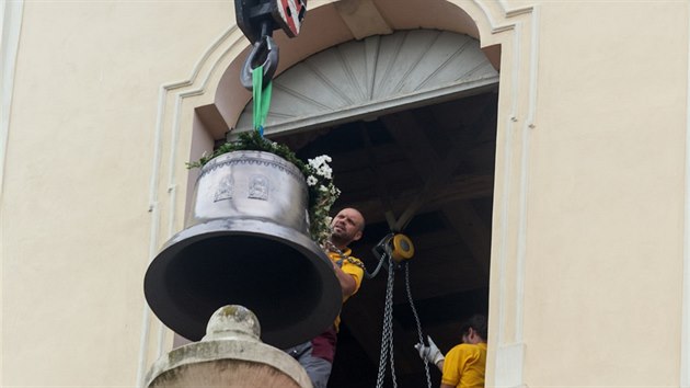 Nov zvony odlit zvonastvm z Brodku u Perova o hmotnosti 340 a 847 kilogram (na snmku vt z nich) vyzvedl do ve kostela svatho Jakuba Starho v Kostelci na Han autojeb.