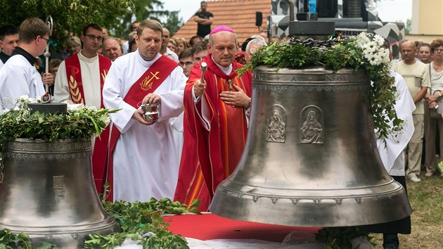 Novm zvonm pro kostel svatho Jakuba Starho v Kostelci na Han poehnal pomocn olomouck biskup Josef Nuzk.