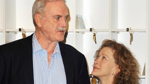 John Cleese se svou prvn manelkou, herekou Connie Boothovou (6. kvtna 2009)