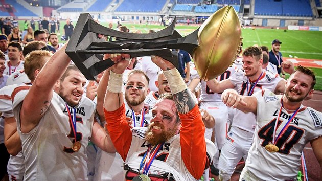 Radost americkch fotbalist Prague Lions z triumfu v Czech Bowlu