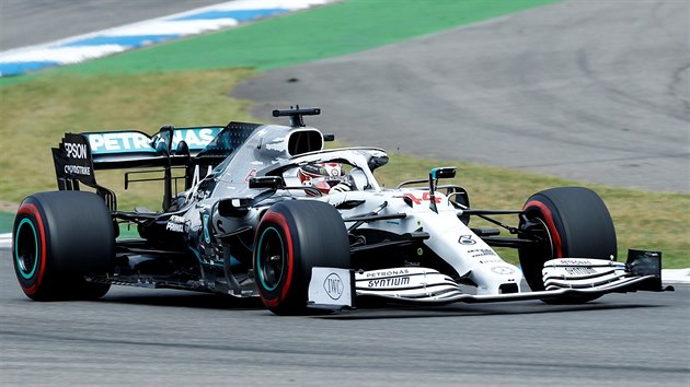 Lewis Hamilton ze stje Mercedes bhem trninku na Hockenheimringu