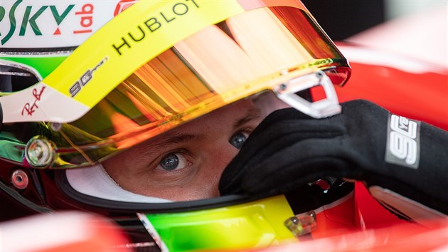 Mick Schumacher na Hockenheimringu usedl do vozu svho otce Michaela.