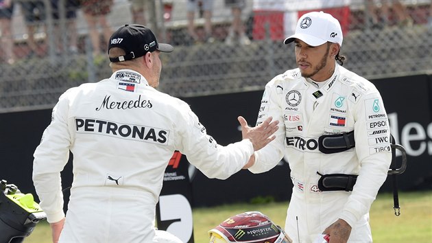 Lewis Hamilton (vpravo) ovldl kvalifikaci F1 v Nmecku, blahopeje mu Valtteri Bottas, park z Mercedesu.