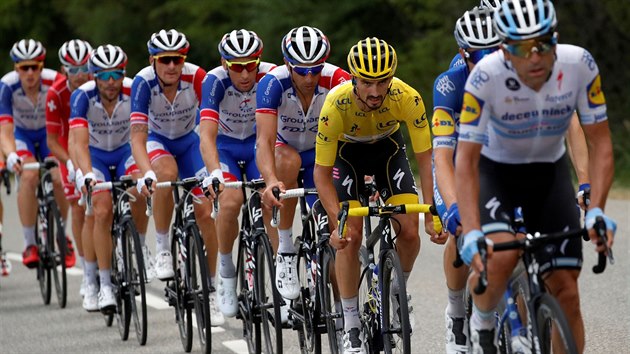 Francouzsk cyklista Julian Alaphilippe (ve lutm) bhem 17. etapy Tour de France.