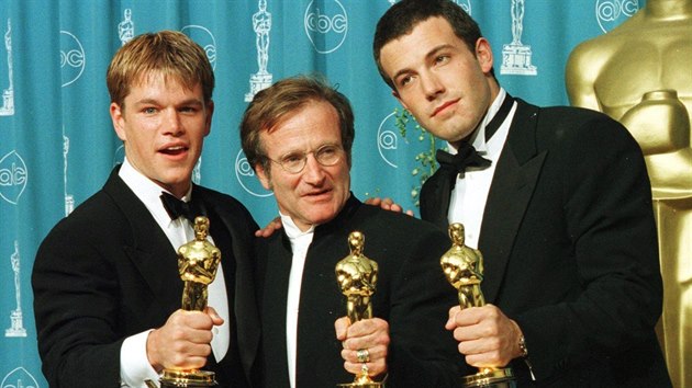Matt Damon, Robin Williams a Ben Affleck pzuj s Oscary, kter jim vynesl snmek Dobr Will Hunting.