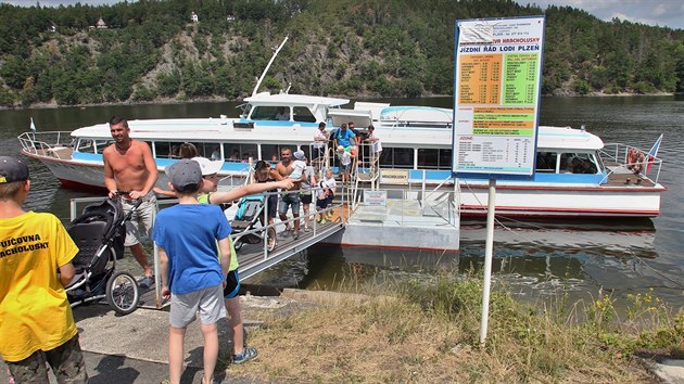 Kvli nedostatku vody museli provozovatel lodn dopravy na pehrad Hracholusky zkrtit klasickou trasu parnku. (18. 7. 2019)