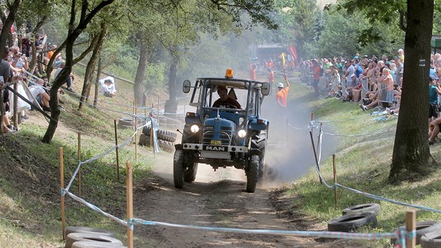 Traktorida se v ebnici na Plzesku uskutenila letos ji po sedmnct. Jak 66 frz, traktor, tykolek a stroj unlimited zvldne tra s adou zatek, retardr a kruhovho objezdu, se pilo podvat zhruba ti tisce lid. (20. 7. 2019)