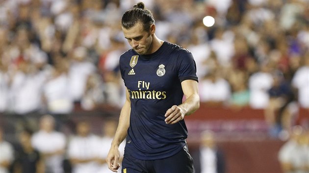 Gareth Bale z Realu Madrid lituje nepromnn penalty v ppravnm zpase s Arsenalem.