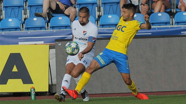 Ostravsk� kapit�n Milan Baro� centruje p�es Patrika �itn�ho z Teplic (vpravo).