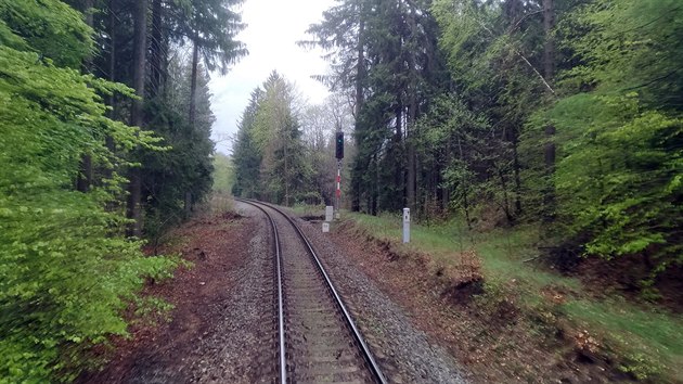 Vhled z Brejlovce 753 197-3 spolenosti KDS Kladno na trati mezi Dnem vchod a Varnsdorfem