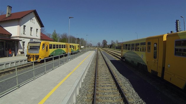 Pohled z vlaku na tra 173 Beroun - Rudn u Prahy - Praha Smchov
