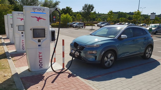 K nabjee Ionity u Valdochiana Outlet Village jsme si trochu zajeli - jednak proto, abychom vyzkoueli zstupce vznikajc celoevropsk st superrychlch 350kW nabjeek, a tak proto, e jedno nabjen pijde na 8 eur, co je fajn. Nabjen jsme pes Plugsurfing bez problm zahjili, ale bhem nkolika destek sekund bylo perueno ...