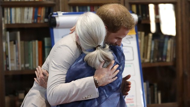 Princ Harry a Jane Goodallov se pivtali impanzm pozdravem, kter primatoloka prince nauila v minulosti. (Windsor, 23. ervence 2019)