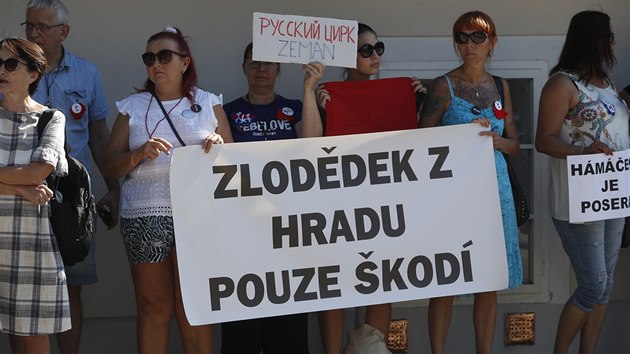 Ped schzkou premira Andreje Babie s prezidentem Miloem Zemanem v Lnech proti nim protestovalo nkolik lid. (24. ervence 2019)