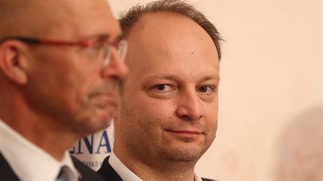 Sentor Vclav Lska na tiskov konferenci po jednn Sent o podn stavn aloby na prezidenta Miloe Zemana. (24. ervence 2019)