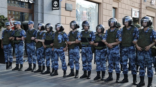 V Moskv policist zatkli nkolik stovek astnk nepovolen demonstrace u moskevsk radnice. Protest svolala opozice kvli vylouen sti kandidt z komunlnch voleb. (27. ervence 2019)