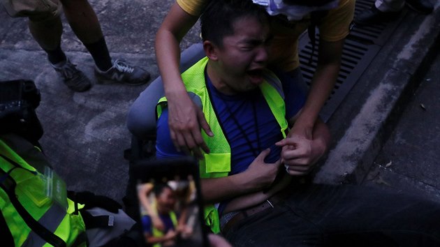 Nkolik tisc lid se selo v hongkongsk tvrti Yuen Long, kde na astnky pedchoz demonstrace zatoily zloineck gangy a akce tehdy skonila destkami zrannch. Policie proti astnkm akce pouila slzn plyn a gumov projektily. (27. ervence 2019)