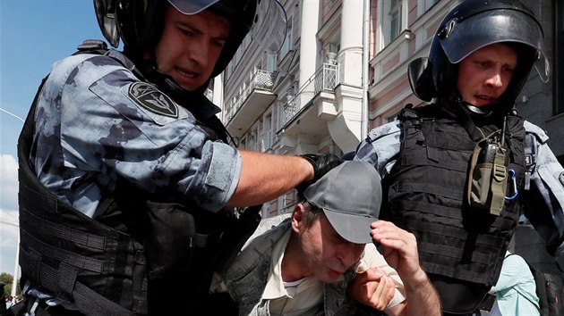 V Moskv policist zatkli nkolik stovek astnk nepovolen demonstrace u moskevsk radnice. Protest svolala opozice kvli vylouen sti kandidt z komunlnch voleb. (27. ervence 2019)