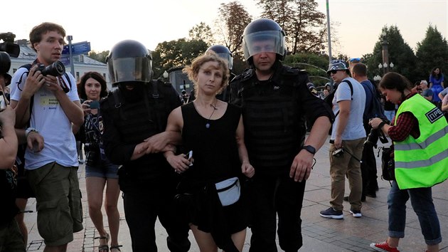 V Moskv policist zatkli nkolik stovek astnk nepovolen demonstrace u moskevsk radnice. Protest svolala opozice kvli vylouen sti kandidt z komunlnch voleb. (27. ervence 2019)