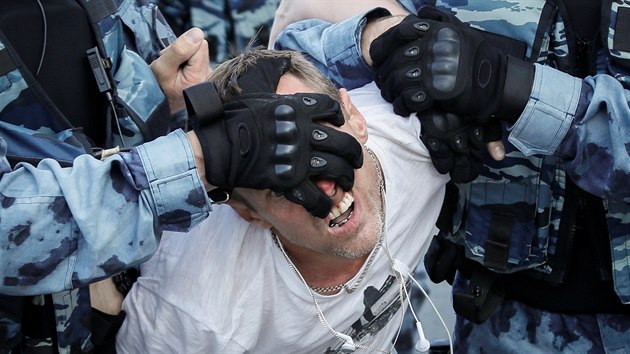 V Moskv policist zatkli nkolik stovek astnk nepovolen demonstrace u moskevsk radnice. Protest svolala opozice kvli vylouen sti kandidt z komunlnch voleb. (27. ervence 2019)