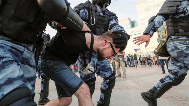 V Moskv policist zatkli nkolik stovek astnk nepovolen demonstrace u moskevsk radnice. Protest svolala opozice kvli vylouen sti kandidt z komunlnch voleb. (27. ervence 2019)