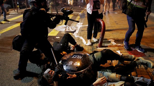 Nkolik tisc lid se selo v hongkongsk tvrti Yuen Long. Policie proti astnkm akce pouila slzn plyn a gumov projektily. Nkte astnci protestu museli bt oeteni po zsahu slznm plynem. (28. ervence 2019)