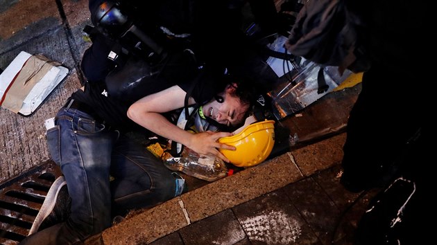 Nkolik tisc lid se selo v hongkongsk tvrti Yuen Long. Policie proti astnkm akce pouila slzn plyn a gumov projektily. Nkte astnci protestu museli bt oeteni. (28. ervence 2019)