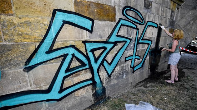 Restaurtoi zaali s odstraovnm graffiti z Karlova mostu. (27. ervence 2019)