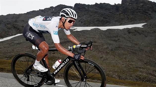 Kolumbijec Egan Bernal zdolv jedno z mnoha stoupn 19. etapy Tour de France.