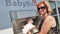 Jitka Juicová, manelka výrobce babybox, názorn ukazuje s vyuitím panenky...