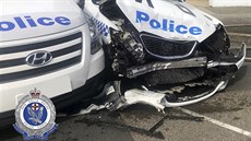 Zničené policejní vozidlo před policejní stanicí na předměstí Sydney, kde do...