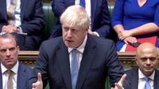 Britský premiér Boris Johnson bhem svého prvního vystoupení ve funkci v...