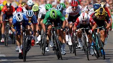 Australský cyklista Caleb Ewan (druhý zprava) ovládl 16. etapu Tour de France.