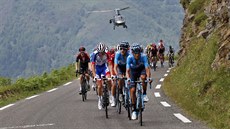 Peloton stoupá tratí 14. etapy Tour de France.