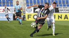 Luká Provod z eských Budjovic (vlevo) se snaí dostat k míi díve ne Jan...