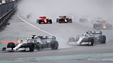 Závodník formule 1 Lewis Hamilton v zatáce ped svým kolegou ze stáje Mercedes...