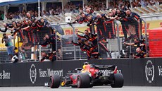 Radost ve stáji Red Bull. Závodník formule jedna Max Verstappen projídí jako...