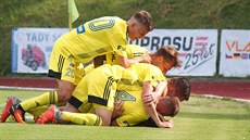 St�elec gólu Pavlo Rudnytskyy je zavalen varnsdorfskými spoluhrá�i.