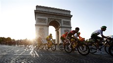 Dvacátá první etapa Tour de France vede kolem vítzného oblouku v Paíi.