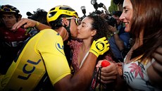 Vítz Tour de France Egan Bernal v cíli slaví se svými nejbliími.