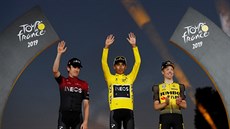 STUPN VÍTZ. Kolegové ze stáje INEOS Egan Bernal (ve lutém) a Geraint Thomas...