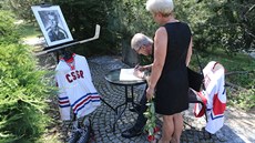 Před obřadní síní jihlavského krematoria během pohřbu bývalého hokejového...
