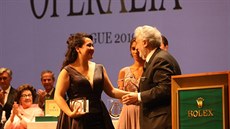 Plácido Domingo předává první cenu guatemalské sopranistce Adrianě Gonzalesové.