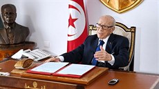 Tuniský prezident Beji Caid Essebsi sedí u svého stolu v prezidentském paláci....