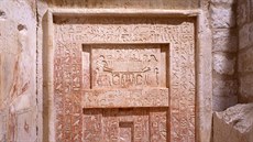 Bohatě zdobené nepravé dveře soudce Intiho s obětním oltářem představovaly...