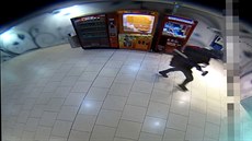 Zlodj s palicí udeil do výherního automatu s mobilními telefony