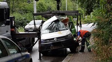 Nehoda osobního vozu a tramvaje v Trojské ulici v Praze.